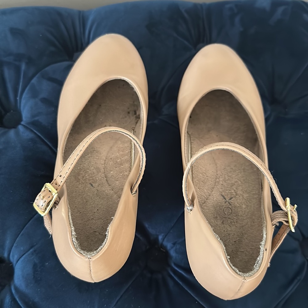Capezio's Jr. Footlight shoe Size: 5.5 Caramel - Picture 3 of 10